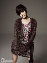 组图：文根英拍摄短发写真 变身秋季成熟女人