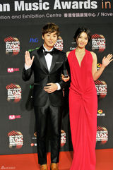 组图：MAMA红毯百张美图中韩明星争艳 韩彩英典雅