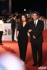 组图：赵薇携《致青春》亮相 黑衣红唇成熟妩媚