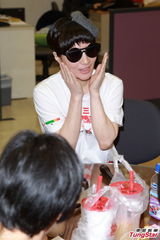 组图：何超仪首次参与饥馑活动 回应何超盈晕倒