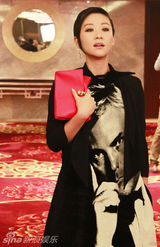 组图：苗圃受封2011年度领潮女星 热衷公益引领风潮