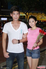 组图：亚洲先生闹市被起哄亲亚姐 趁机把台妹