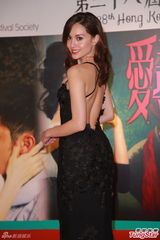 组图：47岁美魔女透视低V裙抛胸 成全场聚焦点