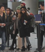 组图：邓紫棋潮装现机场零粉丝接机 与友人热聊