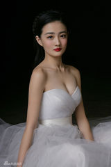组图：徐璐抹胸婚纱酥胸微露 红唇颠覆清纯形象