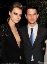 组图：妮可紧身皮裙现身 超模超低深V真空露胸