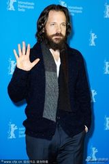 组图：《拉芙莱斯》记者会 阿曼达红裙迷人