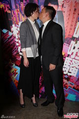 组图：杜汶泽西装登台说秀 夫妻当众热吻