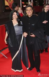 组图：印度片《启宝车》首映 女星红裙娇艳