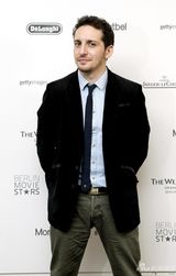 组图：《梦想》主创拍写真 女星黑丝美腿抢镜