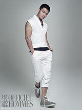 组图：邵兵写真登杂志封面 称孩子是自己无价之宝