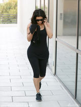 组图：卡戴珊外出锻炼 双峰呼之欲出大秀事业线