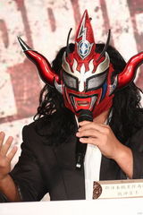 组图：日本摔跤之神武藤亮相台北 伍佰现场助阵