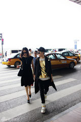 组图：尚雯婕黑超现身机场 脚踩恨天高将赴巴黎