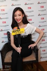组图：新浪娱乐明星街拍盛典对话倪妮