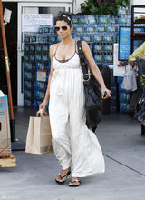 高清组图：哈利-贝瑞长裙逛街 吊带装性感爆乳