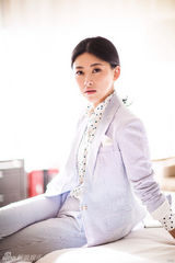 组图：朱珠潮流街拍曝光 俏美知性皆相宜