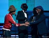 组图:Daft Punk法瑞尔夺最佳流行乐队 表演热单