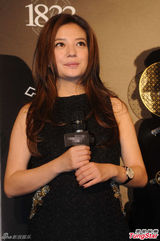 组图：赵薇黑裙亮相难掩疲态 与苏有朋可耍脸色