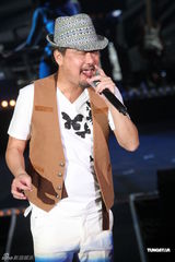 组图：陈升连续17年跨年开唱 蓄须纪念母亲收敛幽默