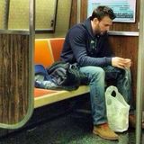 组图：外国男神搭地铁 卷福造型经典美队低调