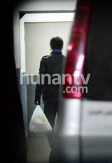 组图：章子怡深夜冒寒回京 撒贝宁接机同回公寓