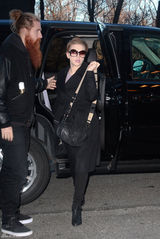 高清组图：斯嘉丽-约翰逊街拍LOOK黑色大衣有型