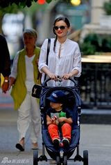 组图：米兰达可儿抱娃玩滑梯荡秋千母爱泛滥