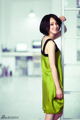 组图：董璇公布夏日风情写真 妩媚短发抒写绿意