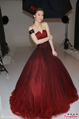 组图：周丽淇红裙高贵代言 称寻真爱不排除闪婚