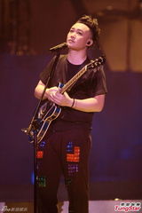 组图：陈奕迅演唱会化浓妆 搞怪献唱掀高潮