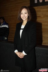 组图：吴卓羲《格子间女人》片场扮帅气男白领