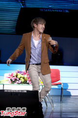 组图：神话李珉宇难忘炸鸡排 搞笑舞姿逗粉丝