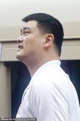 组图：姚明可爱女儿曝光 三岁小萝莉个头高