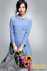 组图：田原拍摄杂志封面气质清新 倡导环保出行