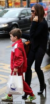 组图：贝嫂带老三买美食 踩超高跟显辣妈本色