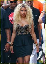 组图：麻辣鸡低胸爆乳拍MV 双球抢镜