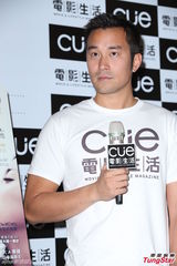 组图：张孝全拍摄杂志封面 白T恤清新十足