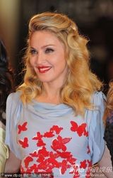 组图：《W.E》首映 麦当娜裙装娇嫩金发红唇美艳