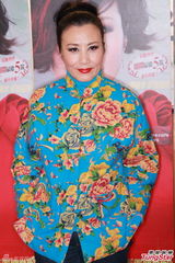 组图：汪明荃个唱飘逸红裙风情动人