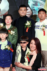 组图：秦海璐王新军合作新剧发布会秀甜蜜