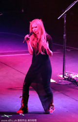 组图：艾薇儿南京开唱活力足 头戴牛角可爱激萌