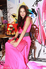 组图：乐基儿曼妙长裙亮相 暂不生BB拒人工受孕