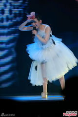 组图：S.H.E合体香港开唱 Selina感触落泪