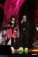 高清组图：陈奕迅香港开唱 靠唱功长裤T恤也疯狂