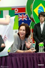 幻灯图：张根锡香港会影迷 中性露肩衫显魅惑