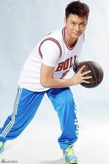 组图：侯京健运动写真显青春活力