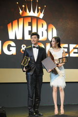 高清组图：冯绍峰杨幂分获微博King与微博Queen