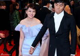 伊能静秦昊柏林挽手走红毯 戴情侣对戒动作亲昵