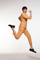 组图：张睿阳光写真 动感西装张扬青春本色